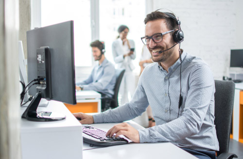 Unterschreiben-weahrend-Telefon-Beratung